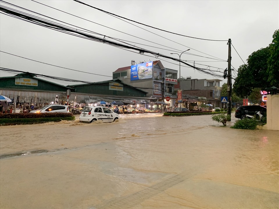 Tuyến phố Minh Khai, nơi có chợ trung tâm rơi vào cảnh ngập nặng sau cơn mưa lớn.