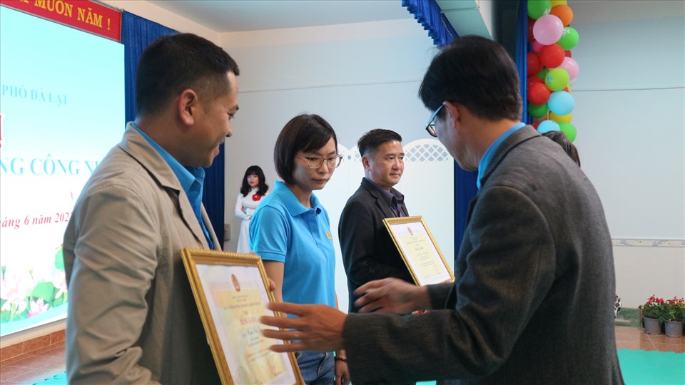 Ông Lê Ngọc Phúc, Phó Chủ tịch Thường trực LĐLĐ tỉnh Lâm Đồng trao Bằng khen của Tổng LĐLĐ Việt Nam cho các tập thể, cá nhân.