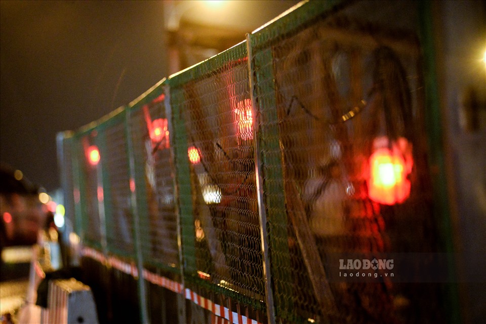 Dự án đã lập rào chắn, căng dây và cử người cầm đèn để điều tiết giao thông, đảm bảo an toàn cho người di chuyển trên cầu trong thời gian vận chuyển.