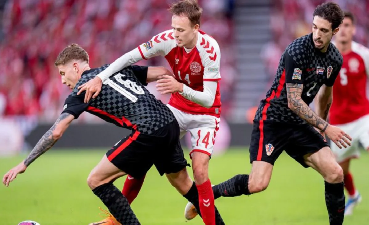 Đan Mạch vùng lên tấn công trước sự phòng ngự chặt chẽ của Croatia. Ảnh: Football Boot