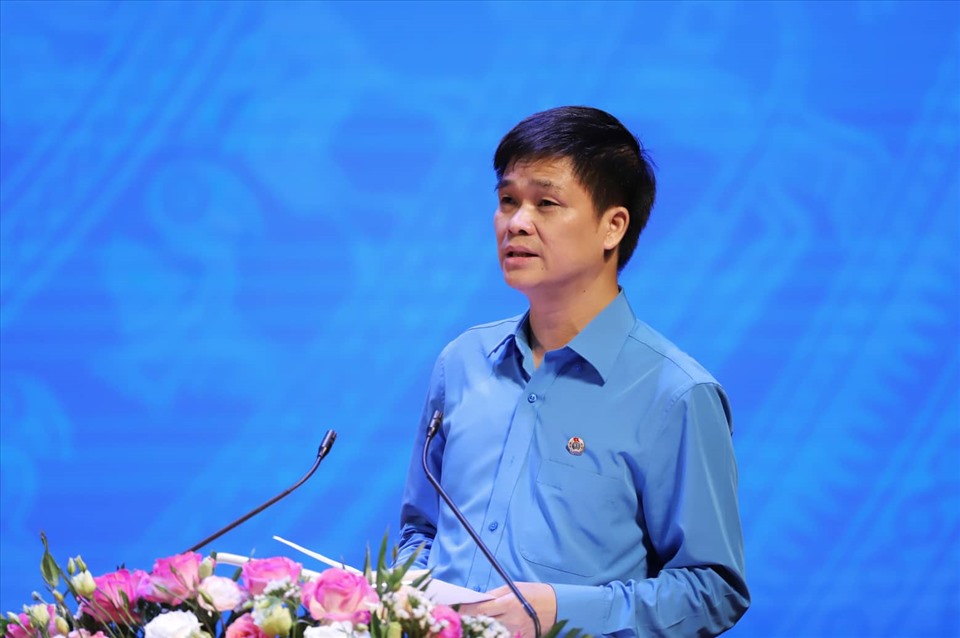 Ông Ngọ Duy Hiểu - Phó Chủ tịch Tổng Liên đoàn Lao động Việt Nam báo cáo tổng hợp ý kiến, kiến nghị của công nhân lao động đối với Chính phủ, Thủ tướng Chính phủ.