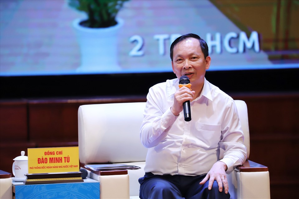 Ông Đào Minh Tú, Phó Thống đốc Ngân hàng Nhà nước Việt Nam giải đáp câu hỏi của công nhân về tình trạng công nhân sập bẫy tín dụng đen.