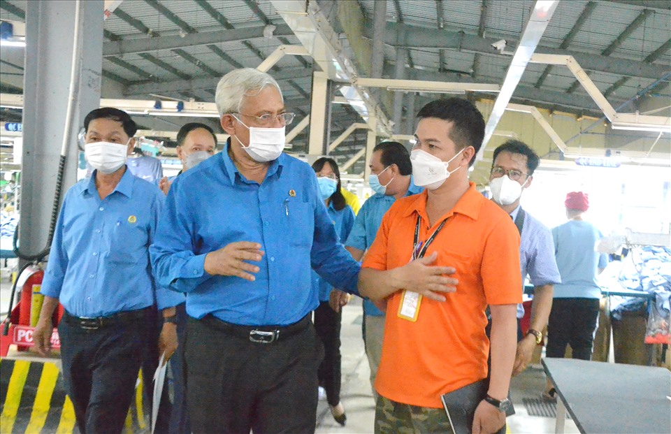 Chủ tịch LĐLĐ tỉnh An Giang Nguyễn Thiện Phú thăm hỏi công nhân ngành may mặc tại doanh nghiệp trong Khu Công nghiệp Bình Hòa. Ảnh: LT