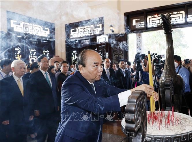 Chủ tịch nước Nguyễn Xuân Phúc cùng các đồng chí lãnh đạo, nguyên lãnh đạo Đảng, Nhà nước tới dâng hương, hoa tại Khu lưu niệm đồng chí Phạm Hùng.