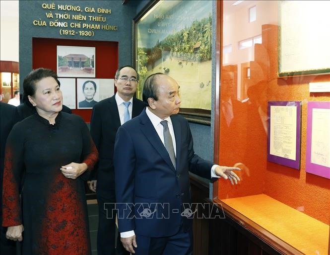 Chủ tịch nước Nguyễn Xuân Phúc, nguyên Chủ tịch Quốc hội Nguyễn Thị Kim Ngân thăm Khu lưu niệm đồng chí Phạm Hùng.