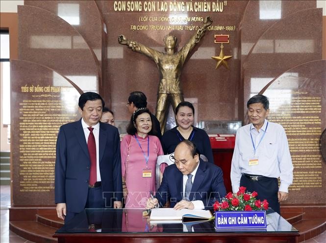 Chủ tịch nước Nguyễn Xuân Phúc ghi cảm tưởng tại Khu lưu niệm đồng chí Phạm Hùng.