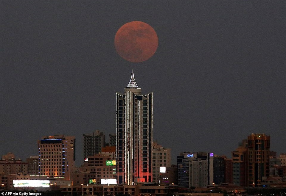 Siêu trăng khổng lồ cuối cùng của năm 2021 trên bầu trời thành phố ở Kuwait tối 24.6.2021. Ảnh: AFP