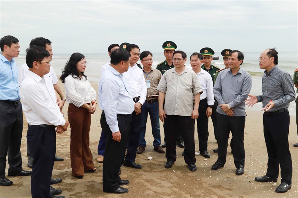 Thủ tướng cũng khảo sát tiềm năng phát triển du lịch tại biển Thạch Hải. Ảnh: TT.