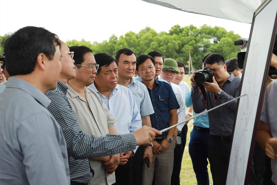 Thủ tướng nghe lãnh đạo tỉnh Hà Tĩnh báo cáo về dự án mỏ sắt Thạch Khê. Ảnh: TT.