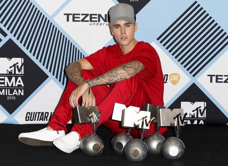 Justin Bieber được tạp chí Time vinh danh là một trong 100 người có ảnh hưởng nhất thế giới năm 2011, và được Forbes đưa vào danh sách 10 người nổi tiếng quyền lực nhất năm 2011, 2012 và 2013. Ảnh: MTV Awards