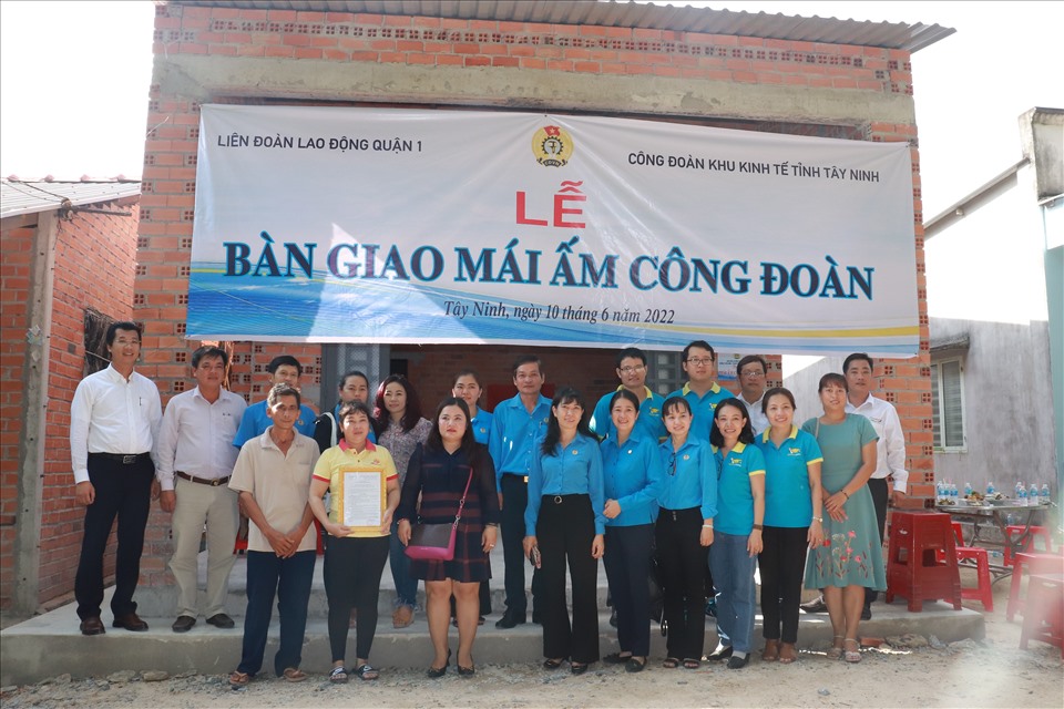 Lãnh đạo và các đơn vị đồng hành trao tặng nhà cho đoàn viên  Nguyễn Thị Thuận - CĐCS Công ty TNHH Vật Liệu Mỹ Thuật Phượng Hoàng Việt Nam