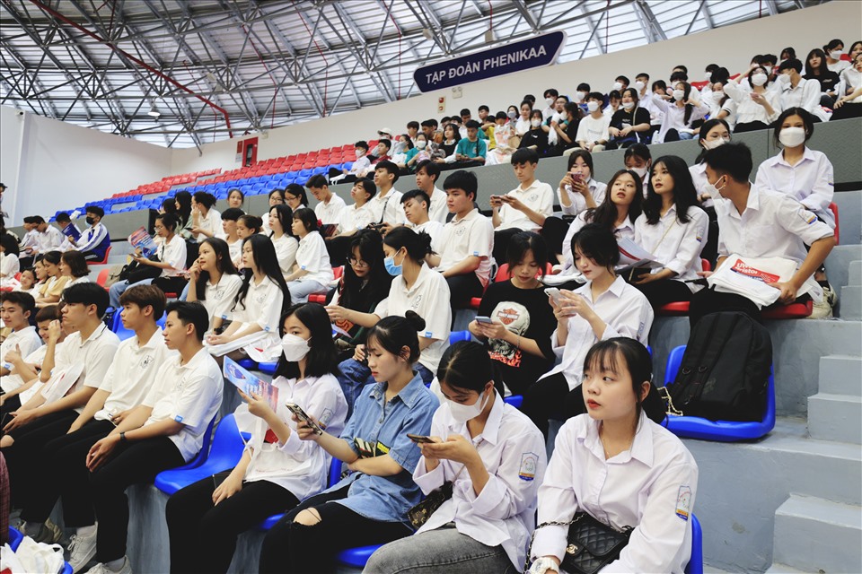 Gần 400 học sinh được tham gia trải nghiệm thực tế một ngày là sinh viên đại học. Ảnh: NTCC