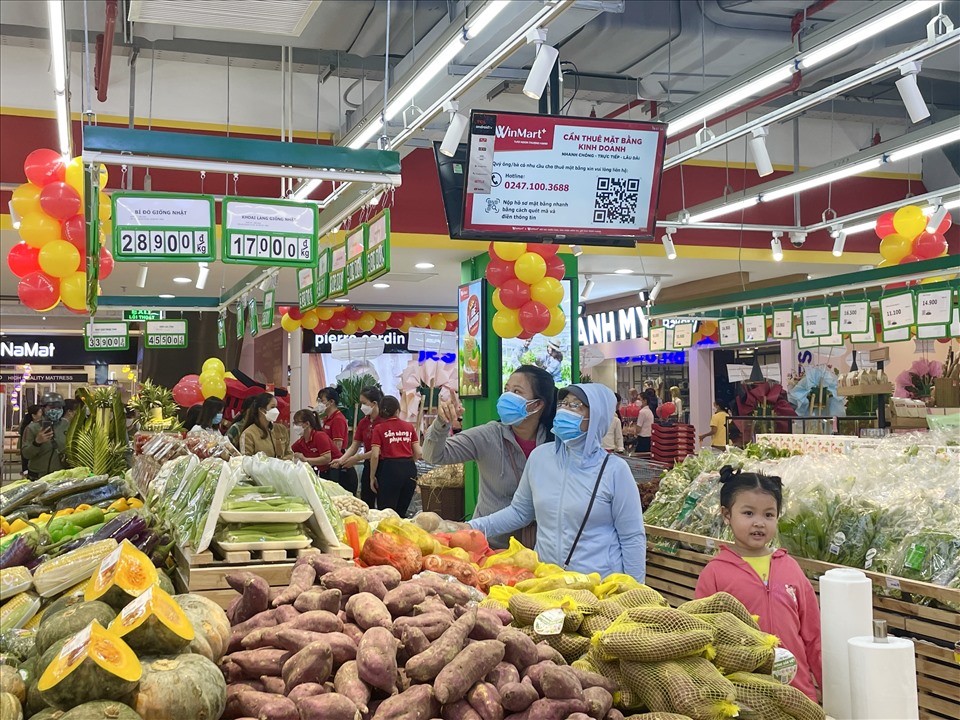 Khách hàng mua sắm tại WinMart Trần Huỳnh (Bạc Liêu) ngày khai trương