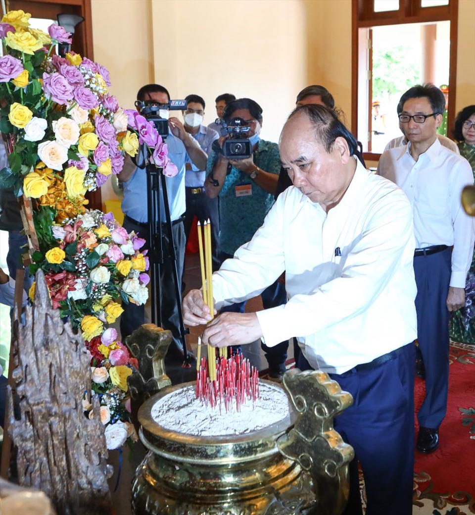 Chủ tịch nước Nguyễn Xuân Phúc cùng các lãnh đạo Đảng, Nhà nước dâng hương, dâng hoa tại Khu tưởng niệm cố Thủ tướng Võ Văn Kiệt. Ảnh: VPCTN