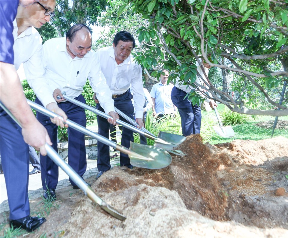 Chủ tịch nước Nguyễn Xuân Phúc trồng cây tại Khu tưởng niệm cố Thủ tướng Võ Văn Kiệt. Ảnh: VPCTN
