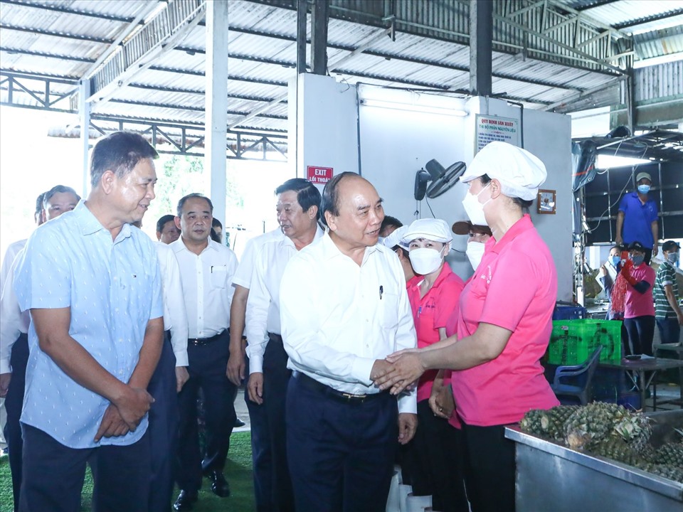 Chủ tịch nước Nguyễn Xuân Phúc thăm và tặng quà nhân viên, người lao động tại công ty Quốc Thảo. Ảnh: VPCTN