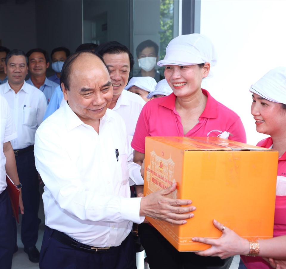 Chủ tịch nước Nguyễn Xuân Phúc thăm và tặng quà nhân viên, người lao động tại công ty Quốc Thảo. Ảnh: VPCTN