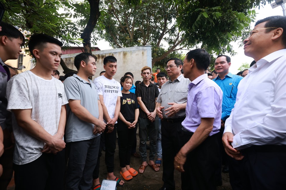 Thủ tướng Phạm Minh Chính thăm hỏi, trao đổi với chủ nhà trọ và công nhân khu trọ. Ảnh: Hải Nguyễn