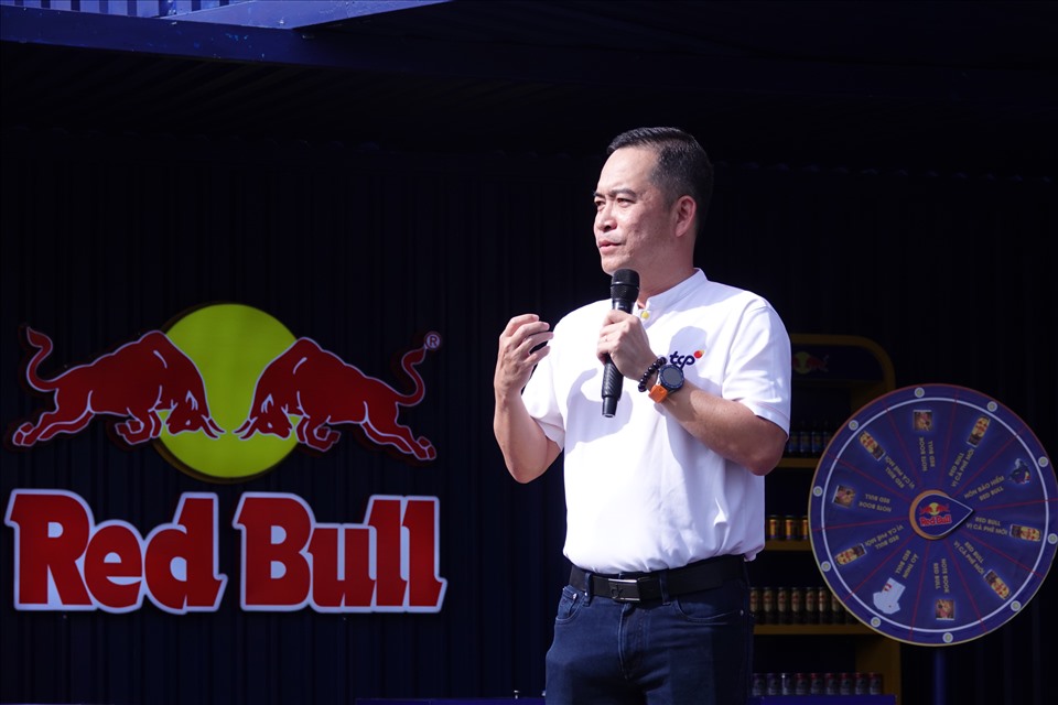 Ông Nguyễn Thanh Huân - Tổng giám đốc TCP Việt Nam động viên các thí sinh tham dự chương trình tại Cần Thơ. Ảnh: Nguyễn Đăng