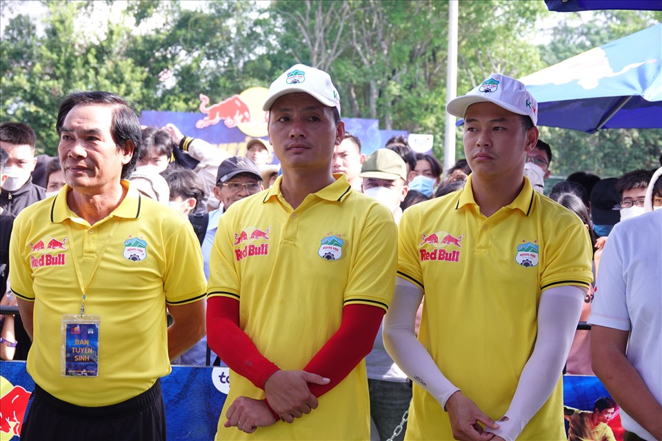 Cựu HLV Hoàng Anh Gia Lai Huỳnh Văn Ảnh (trái) cùng các huấn luyện viên đội trẻ như Bùi Xuân Hiếu... tham gia tuyển sinh vào sáng 11.6. Ảnh: Nguyễn Đăng