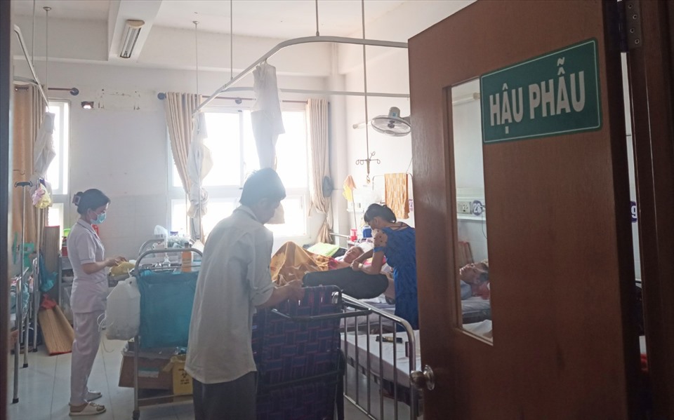 Bệnh nhân đang điều trị tại Bệnh viện Đa khoa TP.Cần Thơ, do bệnh viện thiếu thuốc,   bệnh nhân dù có BHYT dành phải mua thuốc bên ngoài để điều trị. Ảnh: Th.N
