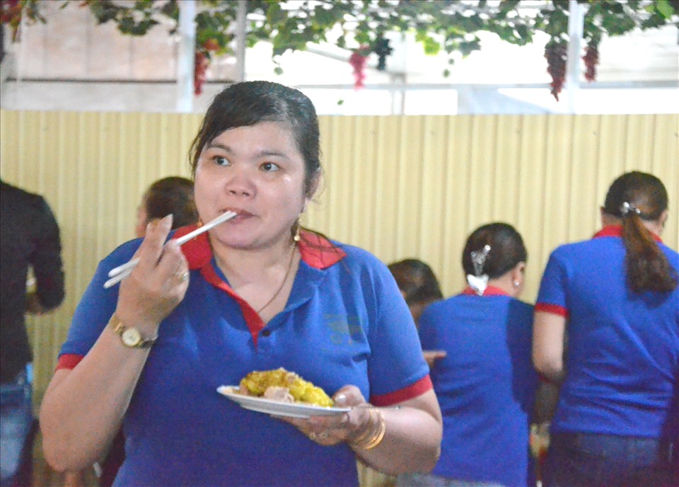 Bữa ăn ca ở doanh nghiệp trên địa bàn huyện Phú Tân. Ảnh: LT