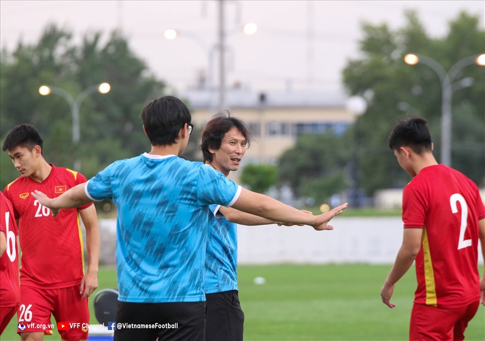 Huấn luyện viên Gong Oh-kyun tạo nên bầu không khí thoải mái để giảm tải áp lực cho các học trò. Buổi tập rộn ràng tiếng cười, tiếp thêm sự tự tin cho U23 Việt Nam.
