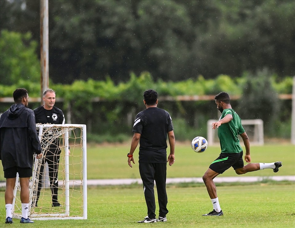 Huấn luyện viên Saad Alshehri chủ yếu cho các cầu thủ thực hiện các bài tập dứt điểm. Nhiều khả năng U23 Saudi Arabia sẽ lựa chọn lối đá tấn công trước U23 Việt Nam.