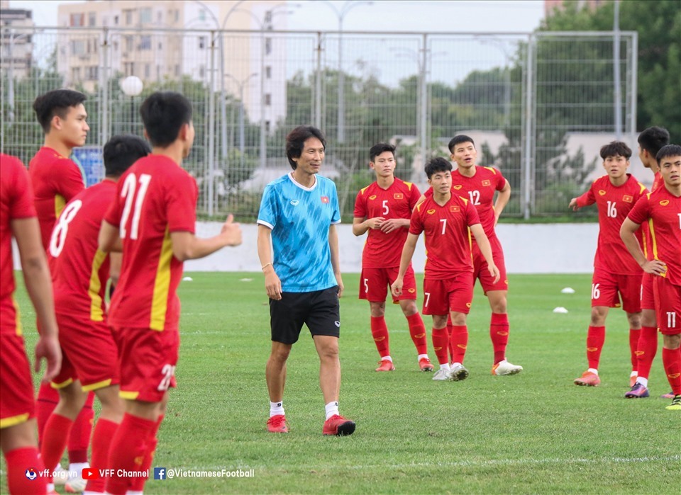 Huấn luyện viên Gong Oh-kyun cùng U23 Việt Nam sẽ gặp phải nhiều thử thách tại tứ kết U23 Châu Á 2022. Ảnh: VFF