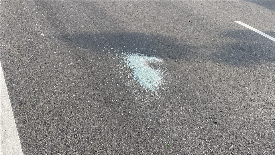Mảnh vỡ của kính ôtô văng tung toé trên đường. Ảnh: DT