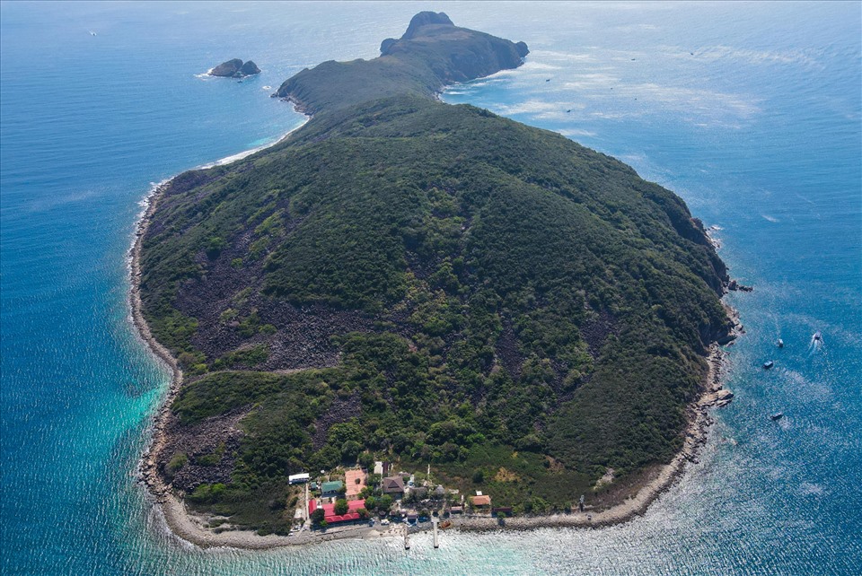 Toàn cảnh đảo Hòn Mun - nơi hệ sinh thái biển đang bị suy giảm báo động.