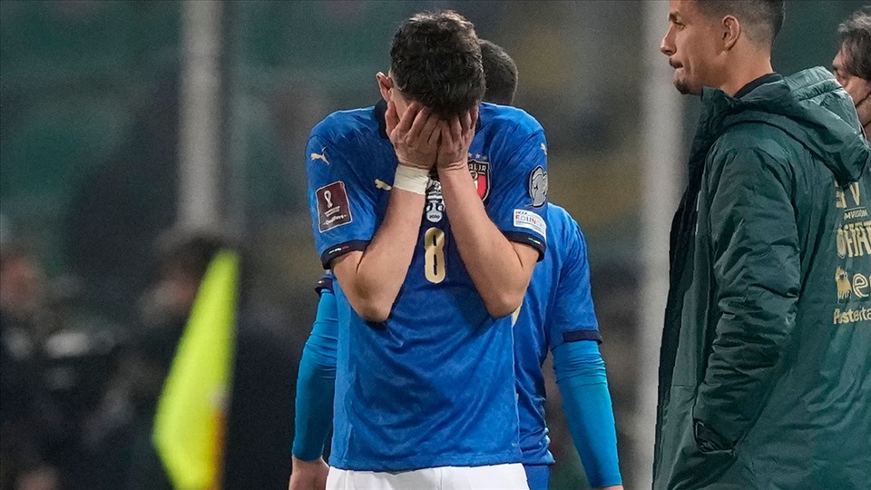 Jorginho và giọt nước mắt muộn màng sau khi thua Bắc Macedonia. Ảnh: AFP