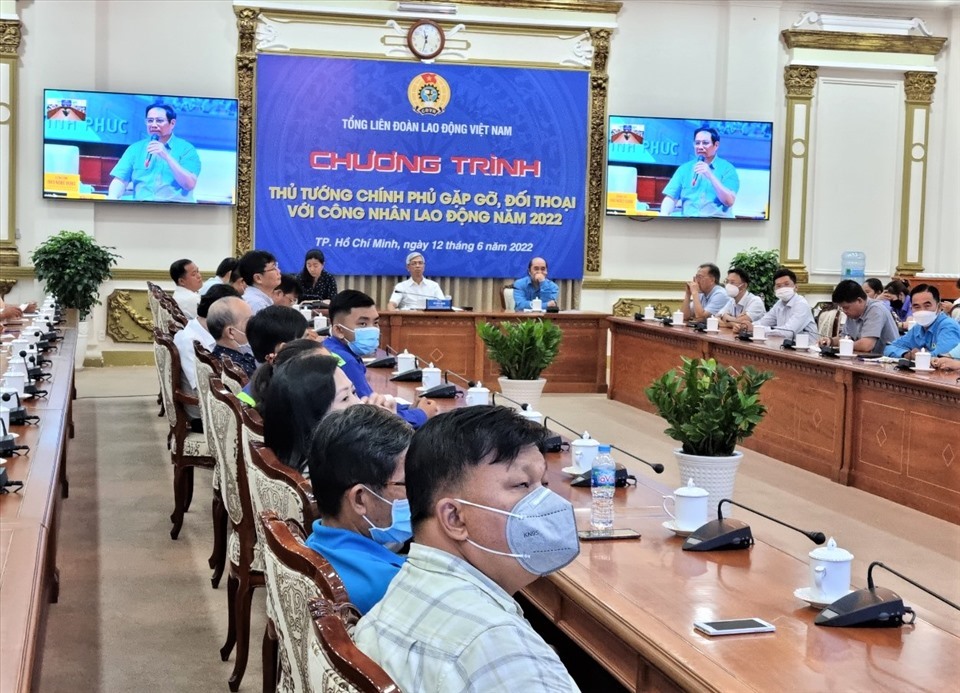 Công nhân lao động tại TPHCM chăm chú lắng nghe phần trả lời của Thủ tướng Chính phủ Phạm Minh Chính. Ảnh: Nam Dương