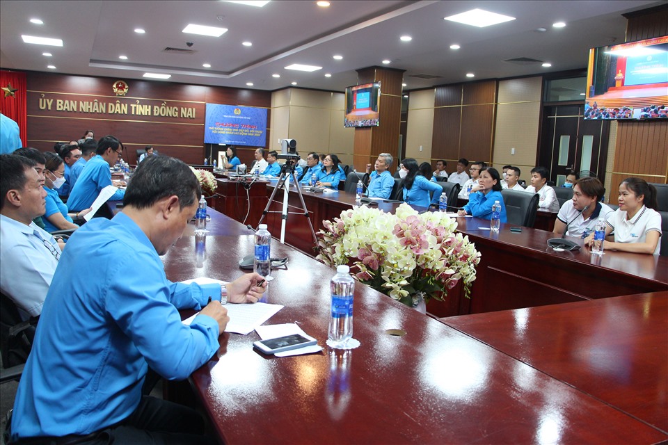 Theo ghi nhận của phóng viên, người lao động tại tỉnh Đồng Nai đang rất háo hức, mong chờ cuộc gặp gỡ với Thủ tướng để trình bày tâm tư, tình cảm và nguyện vọng của họ về các vấn đề thiết yếu trong cuộc sống.