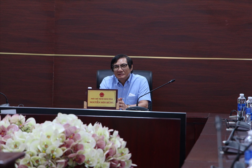 Ông Nguyễn Sơn Hùng - Phó chủ tịch UBND tỉnh Đồng Nai cùng lãnh đạo các sở ngành tỉnh Đồng Nai tham gia điểm cầu trong Chương trình Thủ tướng gặp gỡ, đối thoại với công nhân lao động.