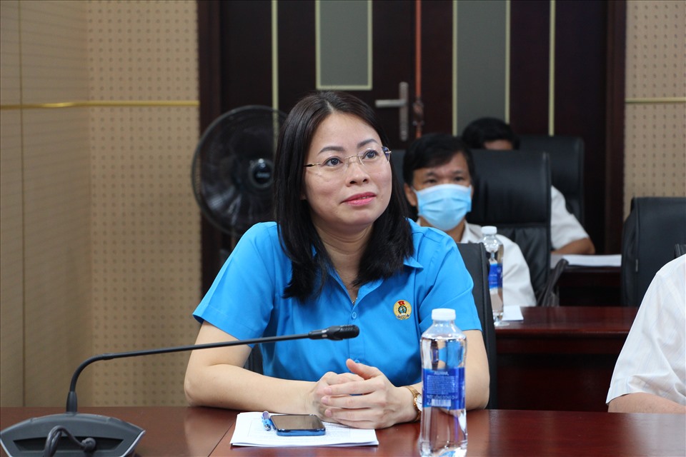 Bà Bùi Thị Nhàn - Phó chủ tịch thường trực LĐLĐ tỉnh Đồng Nai cùng các cán bộ Công đoàn các cấp trong tỉnh Đồng Nai tham dự tại chương trình Thủ tướng gặp gỡ, đối thoại với công nhân lao động.