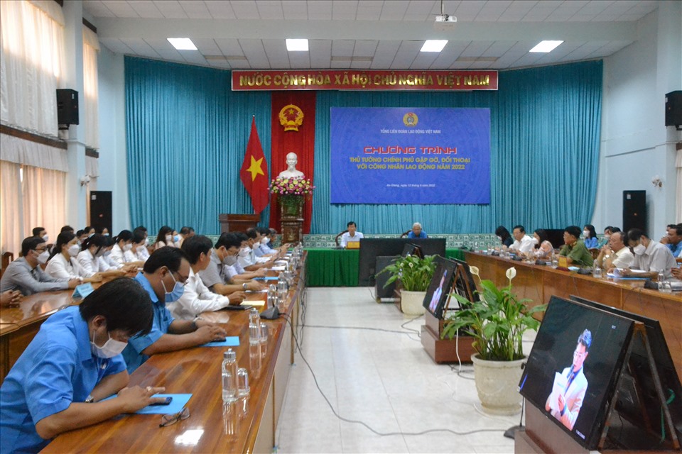 Quang cảnh hội trường tại điểm cầu trực tuyến tỉnh An Giang trong Chương trình Thủ tướng Chính phủ gặp gỡ, đối thoại với công nhân lao động năm 2022. Ảnh: LT