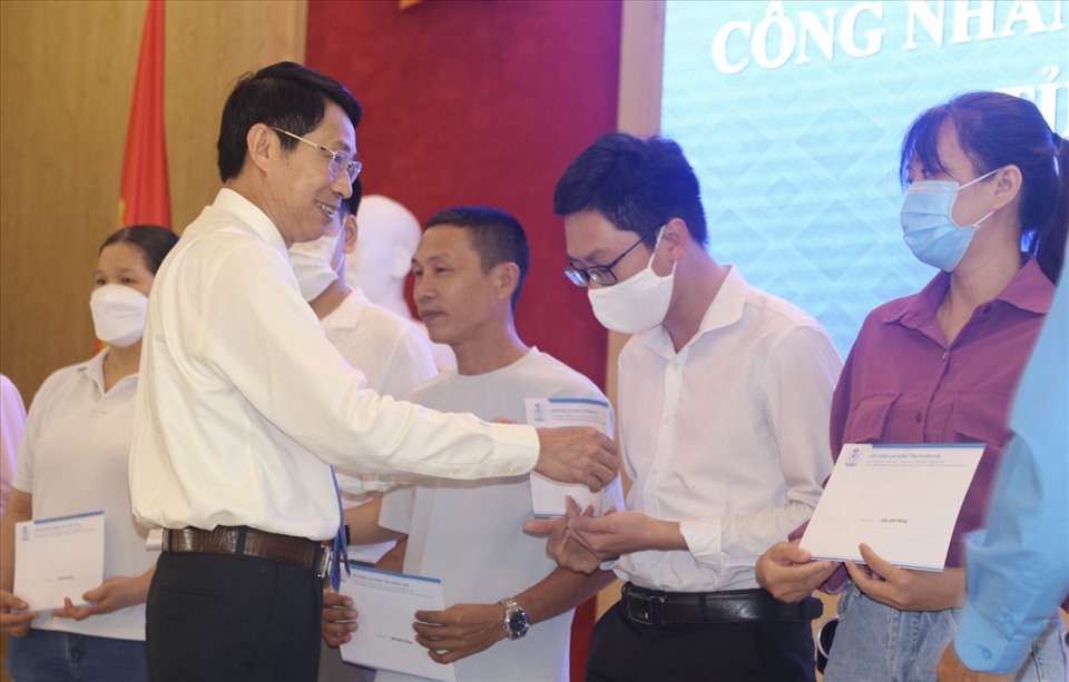 Lãnh đạo tỉnh Khánh Hoà tặng quà cho công nhân lao động tại buổi gặp gỡ, đối thoại.