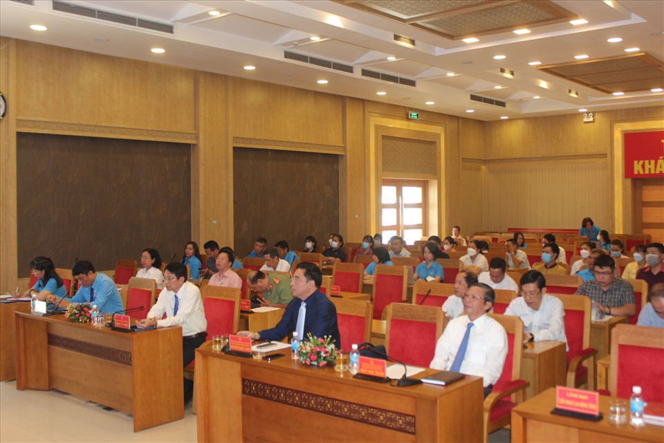 Lãnh đạo Tỉnh ủy, UBND tỉnh và CNLĐ tỉnh Khánh Hoà tham gia chương trình đối thoại cùng Thủ tướng Chính phủ.