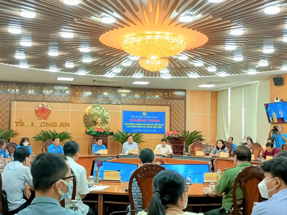 Lãnh đạo tỉnh Long An tham dự chương trình Thủ tướng Chính phủ gặp gỡ, đối thoại với công nhân lao động. Ảnh: BT