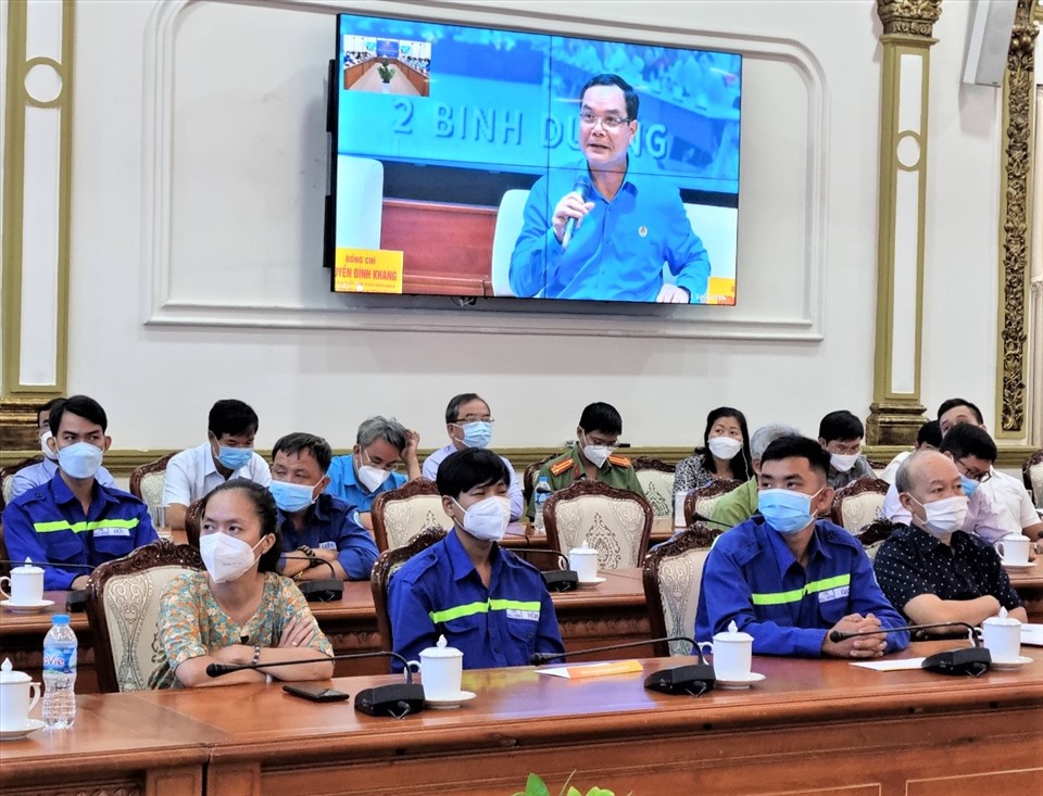 Công nhân lao động chú ý lắng nghe phần trao đổi của Chủ tịch Tổng LĐLĐ Việt Nam Nguyễn Đình Khang. Ảnh: Nam Dương