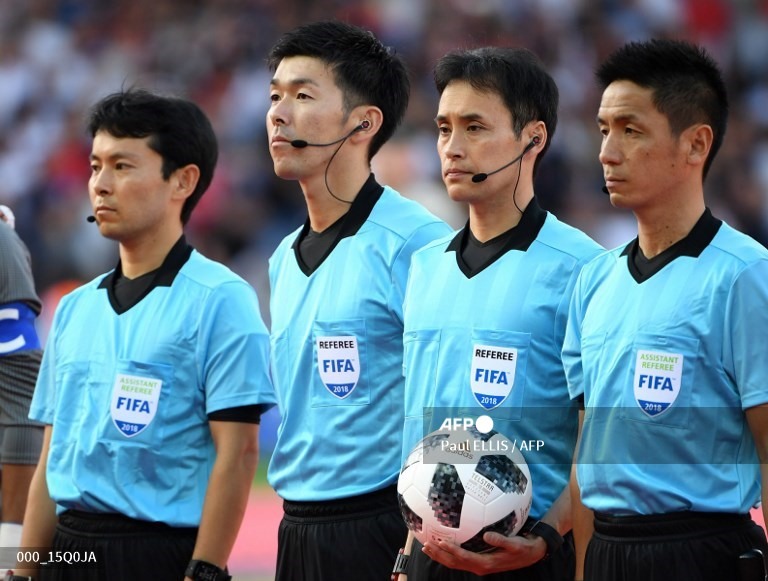 Trọng tài Yusuke Araki (thứ 2 từ trái sang) điều khiển trận đấu giữa U23 Việt Nam và U23 Saudi Arabia. Ảnh: AFP