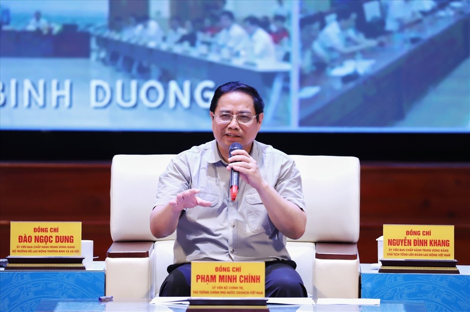 Thủ tướng Chính phủ Phạm Minh Chính trả lời kiến nghị của của chị Vũ Thị Kim Anh. Ảnh: Lao Động