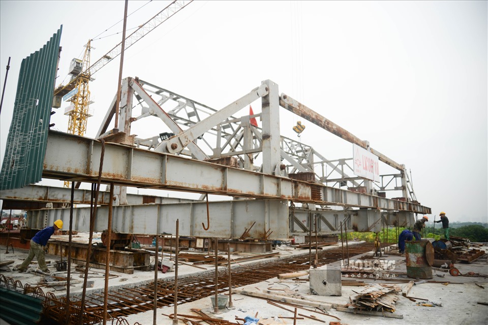 Công trình bên địa phần quận Long Biên, hạng mục cầu cạn cũng đang được khẩn trương hoàn thành những bước cuối cùng.