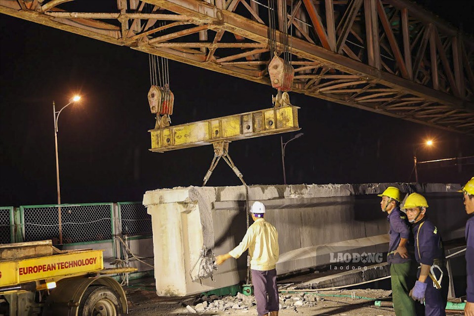 Những công nhân tại đây làm việc cả vào buổi đêm để có thể đẩy nhanh tiến độ và ít gây ảnh hưởng đến việc di chuyển giao thông trên cầu.