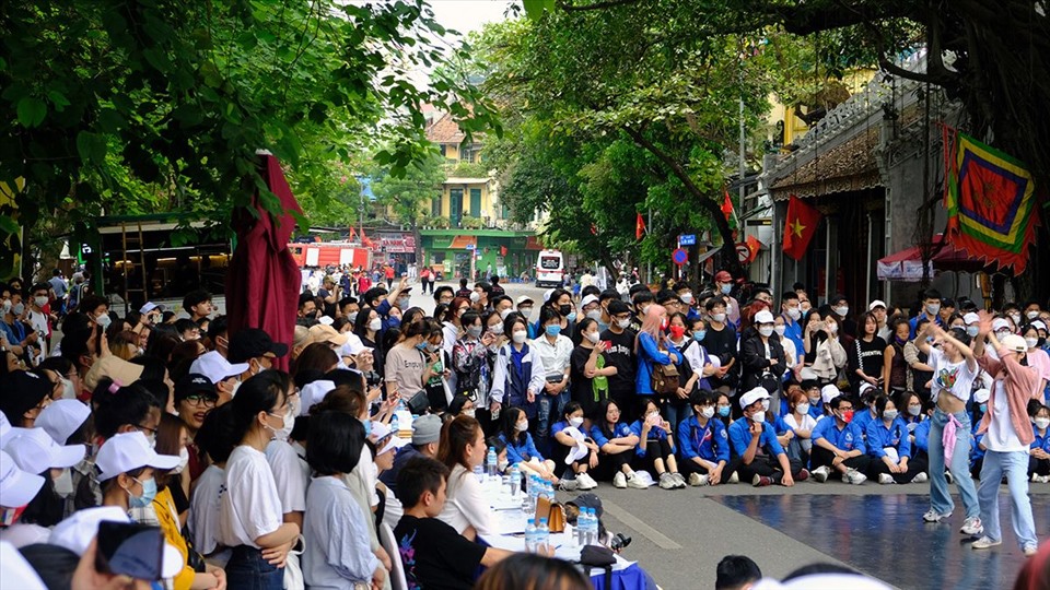 Phố đi bộ Hà Nội trở lại nhộn nhịp như xưa.