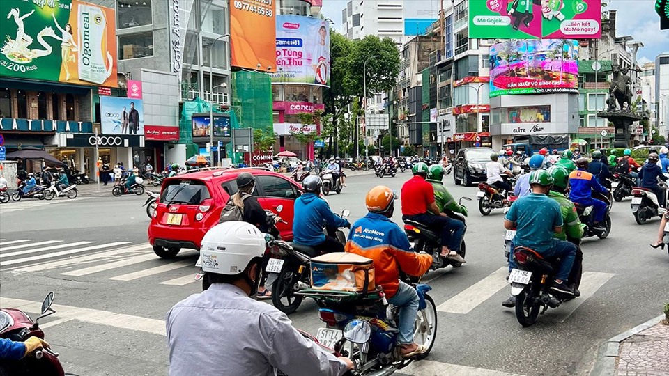 Khẩu trang trở thành vật bất li thân của người dân ở nơi công cộng.