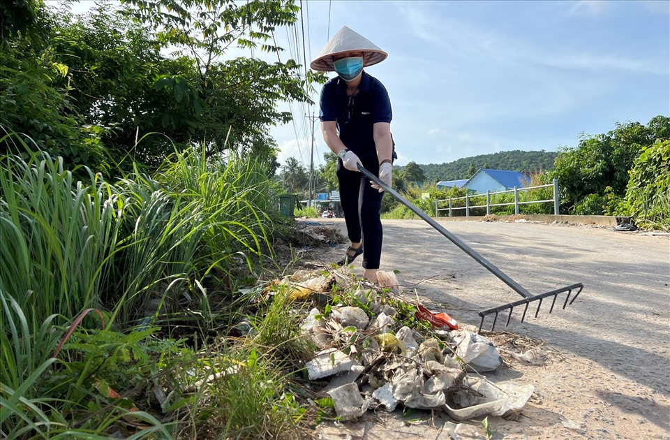 Chị Nguyễn Thị Thu Hiền, du khách đến từ Hà Nội cùng nhóm tham gia thu gom rác. Ảnh: PV