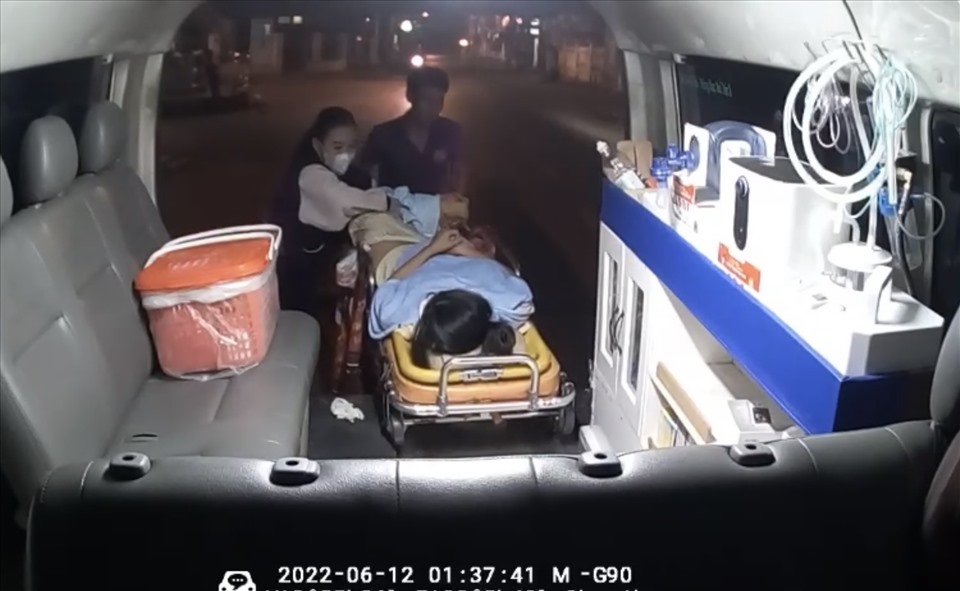 Sản phụ và trẻ sơ sinh được đưa lên xe cứu thương cẩn thận để đến bệnh viện. Ảnh: HN
