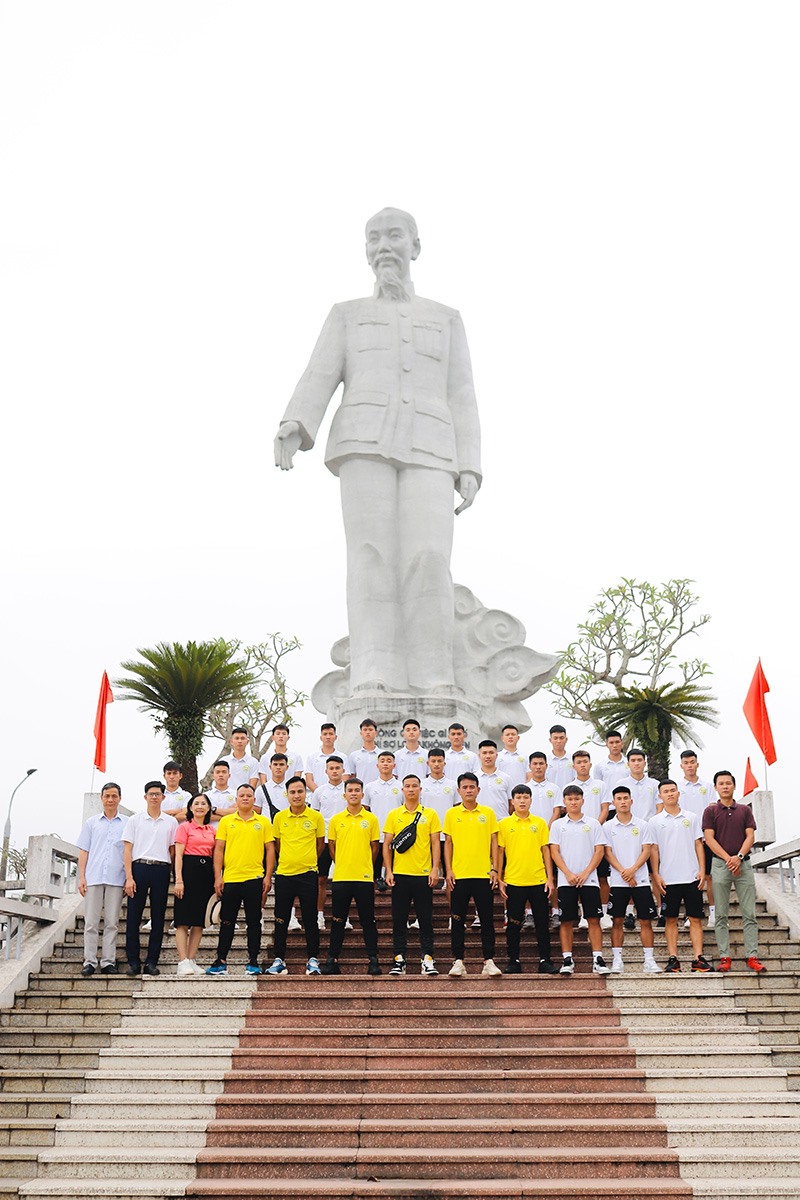 Câu lạc bộ Hòa Bình báo công tại tượng đài Bác Hồ. Ảnh: HBFC